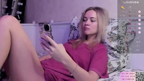 Snapshot of mary_romance chatting on April 23, 8:33 pm Mary online show from April 23, 8:33 pm