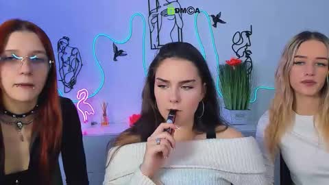 Snapshot of mary_skiny chatting on March 21, 10:20 am mary skiny online show from March 21, 10:20 am