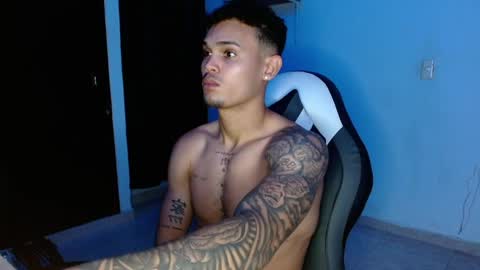 Snapshot of master_black777 chatting on April 3, 1:58 am master_black777 online show from April 3, 1:58 am