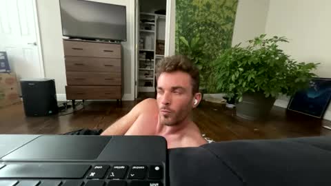 Snapshot of master_louie chatting on December 14, 7:46 pm muskyjockdick online show from December 14, 7:46 pm