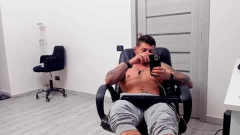 Snapshot of masterchris12 chatting on December 4, 11:46 pm masterchris12 online show from December 4, 11:46 pm