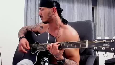 Snapshot of masterchris12 chatting on December 27, 3:42 am masterchris12 online show from December 27, 3:42 am