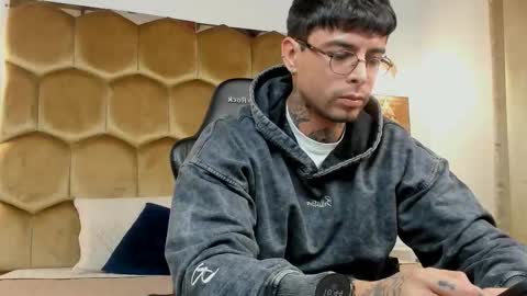 mateo_dilucajs1 online show from February 16, 9:44 pm