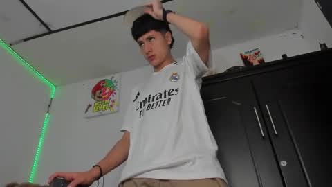 mateo_escobar online show from November 19, 9:37 pm