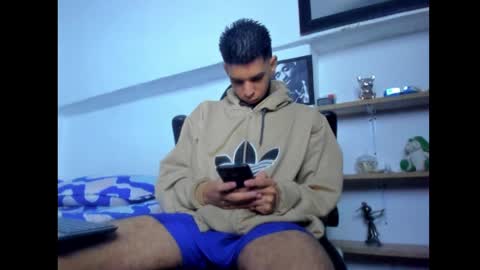 Snapshot of mathews_19 chatting on February 11, 12:27 pm Teo online show from February 11, 12:27 pm