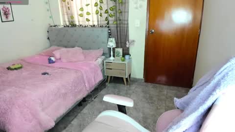 Snapshot of matilde27 chatting on April 19, 6:07 pm Daniela online show from April 19, 6:07 pm