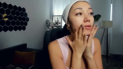 Kate online show from February 8, 9:02 am