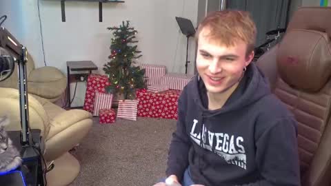 Snapshot of mattcashxxx chatting on December 15, 5:10 pm Matt Cash online show from December 15, 5:10 pm