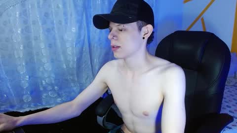 Snapshot of matthewboy_ chatting on December 19, 7:29 am MatthewBoy online show from December 19, 7:29 am