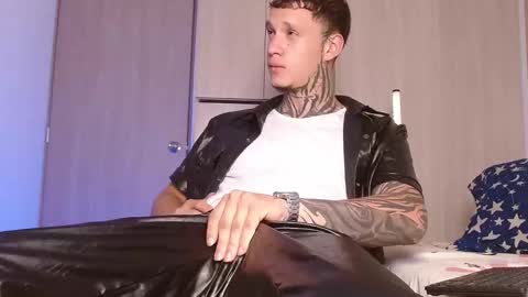 Snapshot of matthewjones1 chatting on November 16, 11:32 pm Matt online show from November 16, 11:32 pm