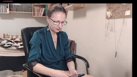 maturekate online show from December 17, 7:29 am