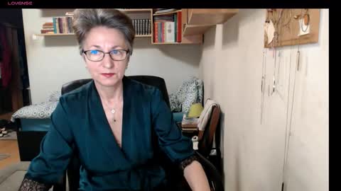 maturekate online show from September 18, 6:15 am