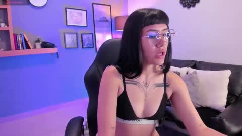 Mavis  online show from February 6, 11:30 pm