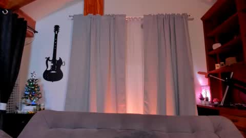 Snapshot of max_dic1 chatting on December 9, 1:40 am max D. online show from December 9, 1:40 am