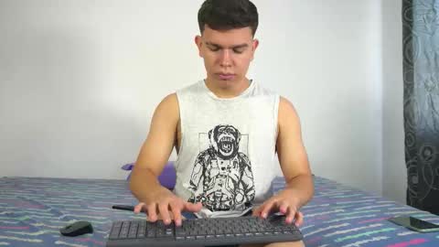 Snapshot of max_ethan5 chatting on December 5, 5:53 pm Max online show from December 5, 5:53 pm