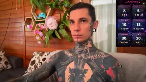 Snapshot of max_reaves chatting on December 8, 1:35 am online show from December 8, 1:35 am