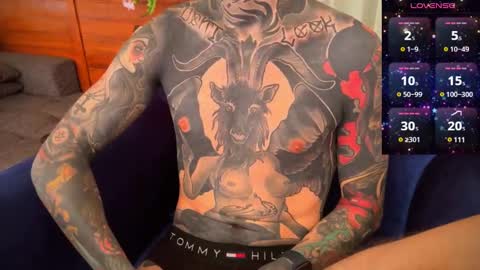 Snapshot of max_reaves chatting on December 15, 2:30 am online show from December 15, 2:30 am