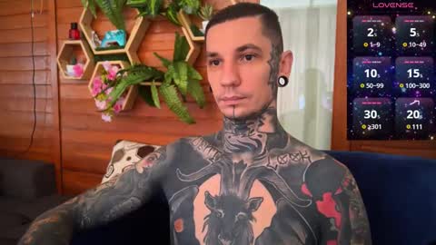 Snapshot of max_reaves chatting on December 22, 2:06 am online show from December 22, 2:06 am