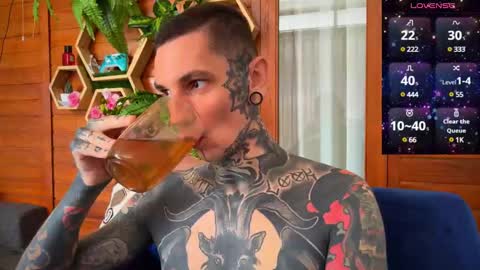 Snapshot of max_reaves chatting on December 24, 2:43 am online show from December 24, 2:43 am