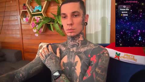 Snapshot of max_reaves chatting on December 25, 5:05 am online show from December 25, 5:05 am