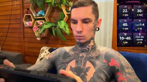 Snapshot of max_reaves chatting on December 28, 1:50 am online show from December 28, 1:50 am