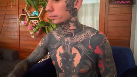 Snapshot of max_reaves chatting on January 1, 1:37 am online show from January 1, 1:37 am