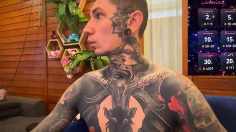 Snapshot of max_reaves chatting on January 1, 4:39 am online show from January 1, 4:39 am