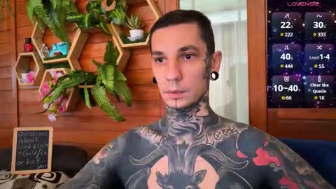 Snapshot of max_reaves chatting on January 4, 1:42 am online show from January 4, 1:42 am