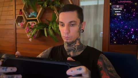 Snapshot of max_reaves chatting on January 11, 2:41 am online show from January 11, 2:41 am