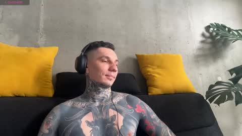 Snapshot of max_reaves chatting on October 5, 6:45 am online show from October 5, 6:45 am