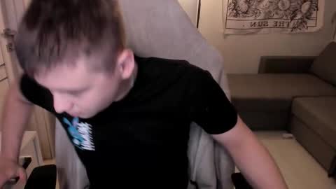 Snapshot of max_sm1th chatting on December 15, 1:21 am Max online show from December 15, 1:21 am