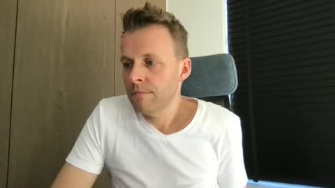 Snapshot of max_straight_1 chatting on March 9, 1:15 pm Max take off clothes online show from March 9, 1:15 pm