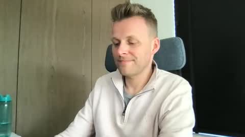 Snapshot of max_straight_1 chatting on March 23, 1:15 pm Max take off clothes online show from March 23, 1:15 pm