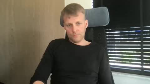 Snapshot of max_straight_1 chatting on April 27, 12:14 pm Max take off clothes online show from April 27, 12:14 pm
