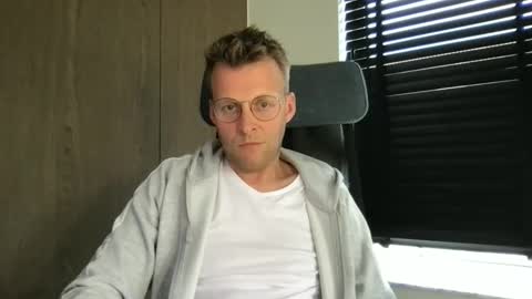 Snapshot of max_straight_1 chatting on June 8, 1:11 pm Max take off clothes online show from June 8, 1:11 pm