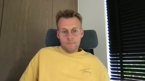 Snapshot of max_straight_1 chatting on June 9, 11:00 am Max take off clothes online show from June 9, 11:00 am