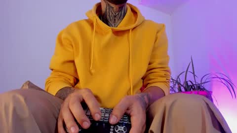 Snapshot of max_val chatting on November 19, 12:38 pm Max online show from November 19, 12:38 pm