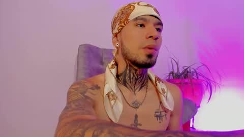 Snapshot of max_val chatting on December 4, 5:10 pm Max online show from December 4, 5:10 pm