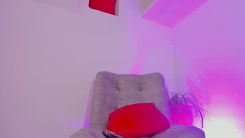 Snapshot of max_val chatting on December 5, 4:03 pm Max online show from December 5, 4:03 pm