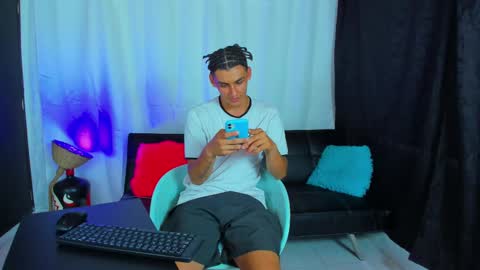 Snapshot of max_wild01 chatting on March 12, 6:33 pm MAX online show from March 12, 6:33 pm