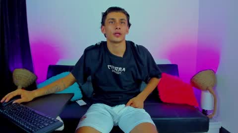 Snapshot of max_wild01 chatting on September 30, 1:43 am MAX online show from September 30, 1:43 am