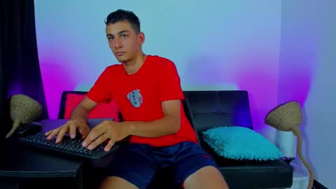 Snapshot of max_wild01 chatting on November 6, 8:10 pm MAX online show from November 6, 8:10 pm