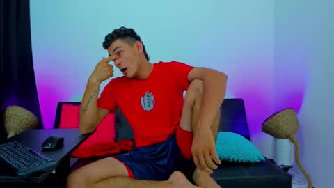 Snapshot of max_wild01 chatting on November 7, 8:25 am MAX online show from November 7, 8:25 am