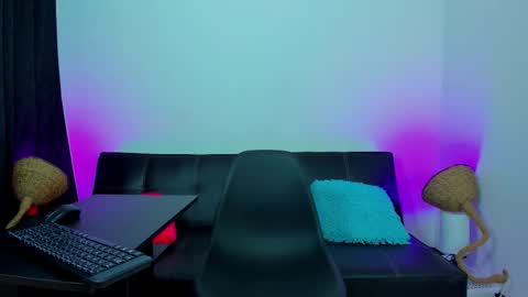 Snapshot of max_wild01 chatting on November 9, 6:17 pm MAX online show from November 9, 6:17 pm