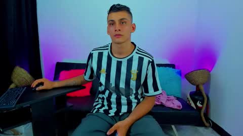 Snapshot of max_wild01 chatting on November 29, 4:48 am MAX online show from November 29, 4:48 am