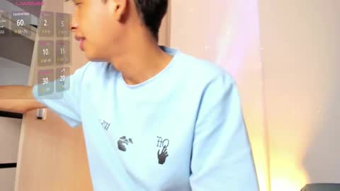 Snapshot of maxfrost1 chatting on March 21, 1:54 am Max online show from March 21, 1:54 am