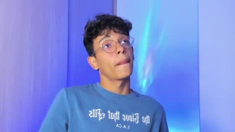 Snapshot of maxfrost1 chatting on April 2, 2:20 am Max online show from April 2, 2:20 am