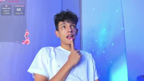 Snapshot of maxfrost1 chatting on April 5, 2:42 am Max online show from April 5, 2:42 am