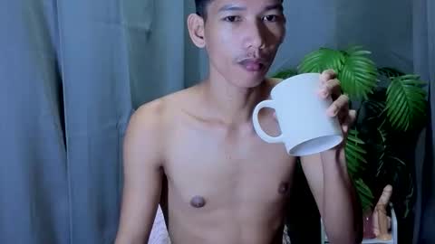 Snapshot of maxiebunny99 chatting on October 5, 10:18 pm Reyn online show from October 5, 10:18 pm