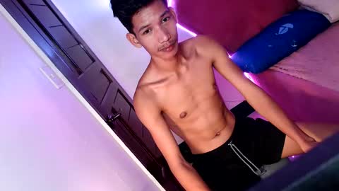 Snapshot of maxiebunny99 chatting on October 9, 8:23 am Reyn online show from October 9, 8:23 am